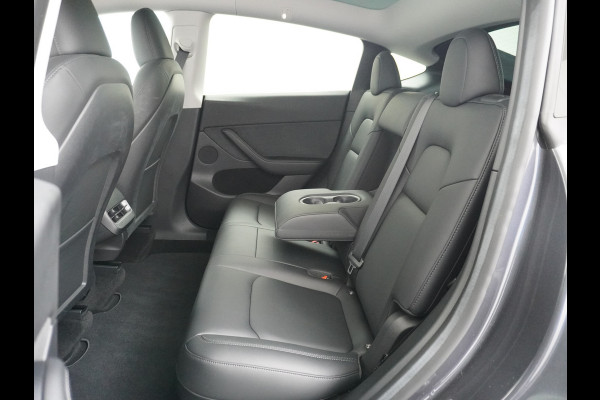 Tesla Model Y RWD 60kWh LFP 300PK Warmtepomp FSD-Computer 3 Auto-Pilot Sleutel-loos(via-GSM) Leder Premium Audio Camera's Panormadak Adap.Crui Elektr. Acht.klep WiFi Priv.Glass AEB ASR ESP IsoFix Connected-Services 1600kg Trekvermogen Orig.NLse Auto Accu-Garantie 6-2031/160.000km 1e Eigenaar 11kw thuis of snelladen tot 170kWh