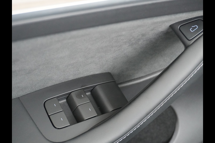 Tesla Model Y RWD 60kWh LFP 300PK Warmtepomp FSD-Computer 3 Auto-Pilot Sleutel-loos(via-GSM) Leder Premium Audio Camera's Panormadak Adap.Crui Elektr. Acht.klep WiFi Priv.Glass AEB ASR ESP IsoFix Connected-Services 1600kg Trekvermogen Orig.NLse Auto Accu-Garantie 6-2031/160.000km 1e Eigenaar 11kw thuis of snelladen tot 170kWh