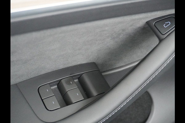 Tesla Model Y RWD 60kWh LFP 300PK Warmtepomp FSD-Computer 3 Auto-Pilot Sleutel-loos(via-GSM) Leder Premium Audio Camera's Panormadak Adap.Crui Elektr. Acht.klep WiFi Priv.Glass AEB ASR ESP IsoFix Connected-Services 1600kg Trekvermogen Orig.NLse Auto Accu-Garantie 6-2031/160.000km 1e Eigenaar 11kw thuis of snelladen tot 170kWh