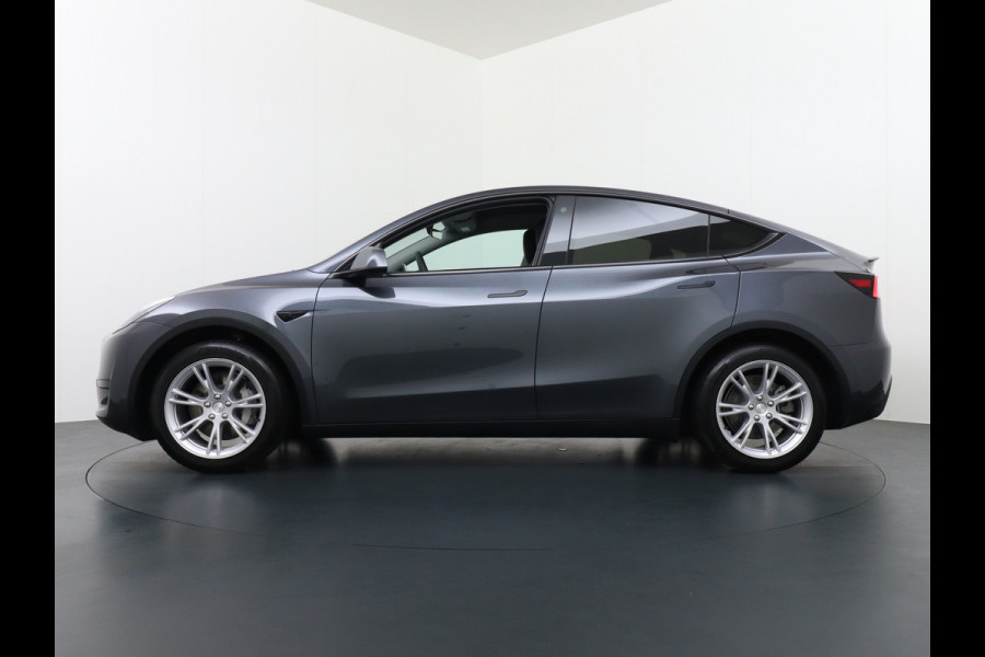 Tesla Model Y RWD 60kWh LFP 300PK Warmtepomp FSD-Computer 3 Auto-Pilot Sleutel-loos(via-GSM) Leder Premium Audio Camera's Panormadak Adap.Crui Elektr. Acht.klep WiFi Priv.Glass AEB ASR ESP IsoFix Connected-Services 1600kg Trekvermogen Orig.NLse Auto Accu-Garantie 6-2031/160.000km 1e Eigenaar 11kw thuis of snelladen tot 170kWh