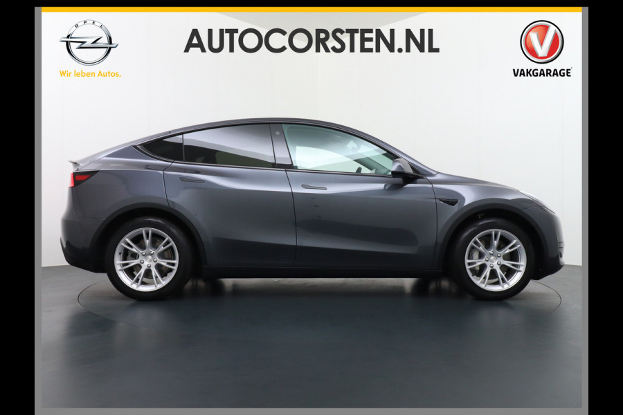 Tesla Model Y RWD 60kWh LFP 300PK Warmtepomp FSD-Computer 3 Auto-Pilot Sleutel-loos(via-GSM) Leder Premium Audio Camera's Panormadak Adap.Crui Elektr. Acht.klep WiFi Priv.Glass AEB ASR ESP IsoFix Connected-Services 1600kg Trekvermogen Orig.NLse Auto Accu-Garantie 6-2031/160.000km 1e Eigenaar 11kw thuis of snelladen tot 170kWh