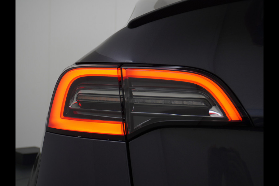 Tesla Model Y RWD 60kWh LFP 300PK Warmtepomp FSD-Computer 3 Auto-Pilot Sleutel-loos(via-GSM) Leder Premium Audio Camera's Panormadak Adap.Crui Elektr. Acht.klep WiFi Priv.Glass AEB ASR ESP IsoFix Connected-Services 1600kg Trekvermogen Orig.NLse Auto Accu-Garantie 6-2031/160.000km 1e Eigenaar 11kw thuis of snelladen tot 170kWh