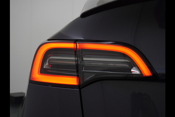 Tesla Model Y RWD 60kWh LFP 300PK Warmtepomp FSD-Computer 3 Auto-Pilot Sleutel-loos(via-GSM) Leder Premium Audio Camera's Panormadak Adap.Crui Elektr. Acht.klep WiFi Priv.Glass AEB ASR ESP IsoFix Connected-Services 1600kg Trekvermogen Orig.NLse Auto Accu-Garantie 6-2031/160.000km 1e Eigenaar 11kw thuis of snelladen tot 170kWh