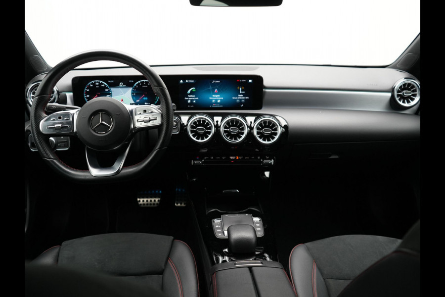Mercedes-Benz A-Klasse 250 e AMG Plug In Hybrid PHEV | Widescreen | Sfeerverlichting | Carplay | Alcantara Sportstoelen Verwarmd | Camera | Sportstuur |