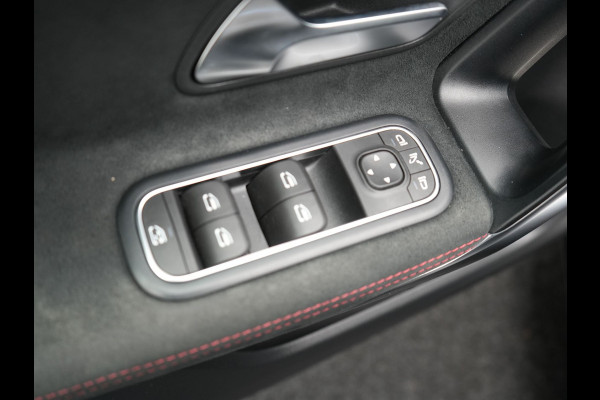 Mercedes-Benz A-Klasse 250 e AMG Plug In Hybrid PHEV | Widescreen | Sfeerverlichting | Carplay | Alcantara Sportstoelen Verwarmd | Camera | Sportstuur |