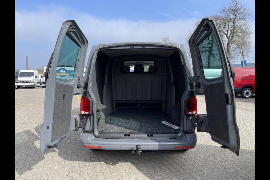 Volkswagen Transporter 2.0 TDI 150pk DSG automaat L2H1 30 DC Bulli 5 persoons / vaste prijs rijklaar € 35.950 ex btw / lease vanaf € 643 / airco / cruise / navi / camera / leer / dubbele schuifdeur / achterdeuren !