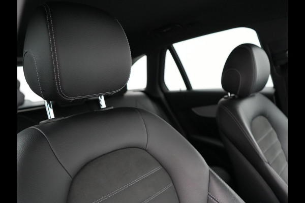 Mercedes-Benz GLC 300e 4MATIC AMG Plug In Hybrid Dealer O.H PHEV | Apple Carplay | Camera | Alcantara Sportstoelen Verwarmd | 19"L.M | Navi | DAB |