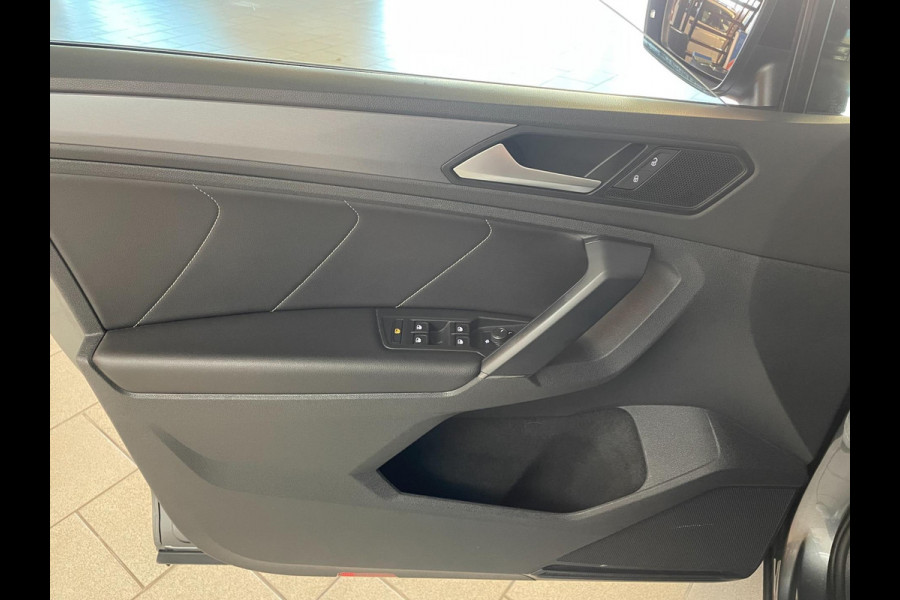 Volkswagen Tiguan 1.5 TSI ACT Highline Business R AUTOMAAT PANO AIRCO CLIMA NAVI CRUISE STOELVERW PDC TREKHAAK NIEUWSTAAT