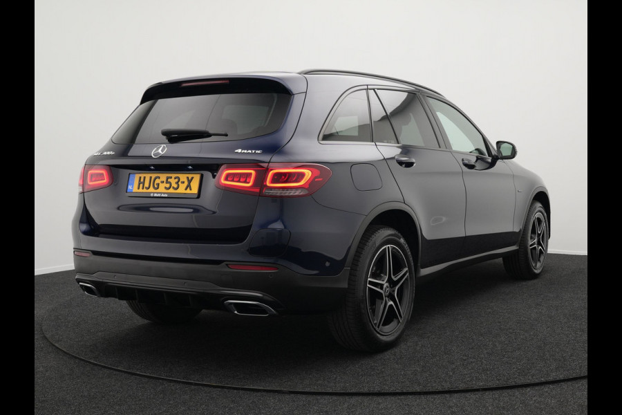 Mercedes-Benz GLC 300e 4MATIC AMG Plug In Hybrid 320pk PHEV | Apple Carplay |  Alcantara Sportstoelen | Sfeerverlichting | Virtual Cockpit | 19"L.M | Night Pakket |
