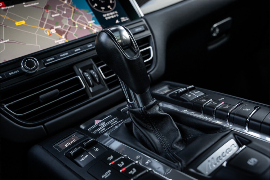 Porsche Macan 3.0 S - Facelift l Carbon l Alcantara Hemel l Panorama | Luchtv. | Elek. Trekhaak