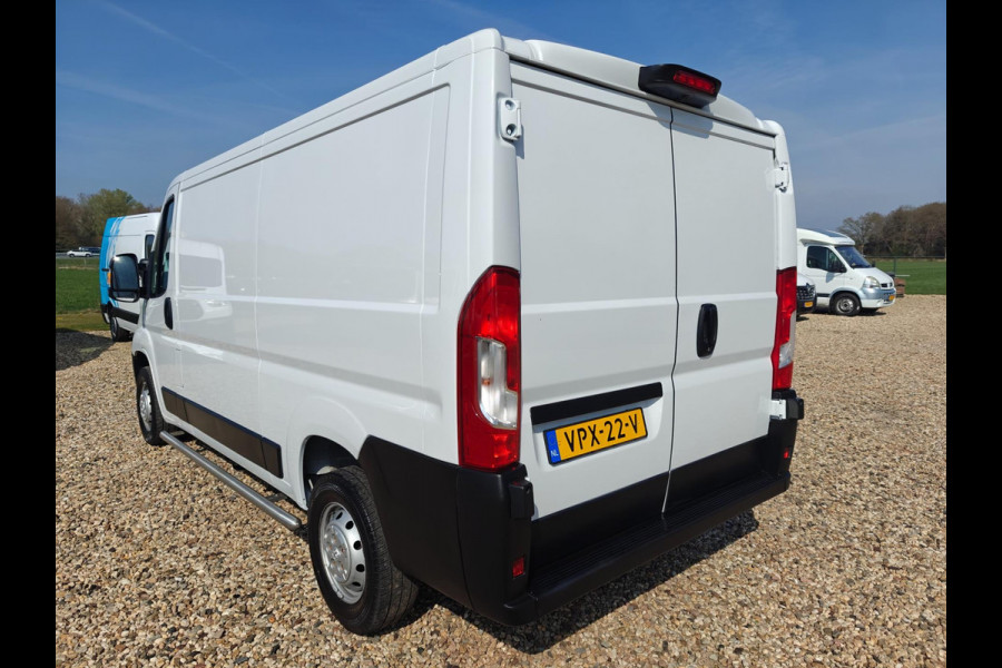 Peugeot Boxer 330 2.2 BlueHDi 120 L2H1 Premium 1e eig. Airco , camara , cruise , Apk mei 2026 , pacht bus!