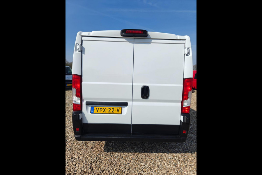 Peugeot Boxer 330 2.2 BlueHDi 120 L2H1 Premium 1e eig. Airco , camara , cruise , Apk mei 2026 , pacht bus!