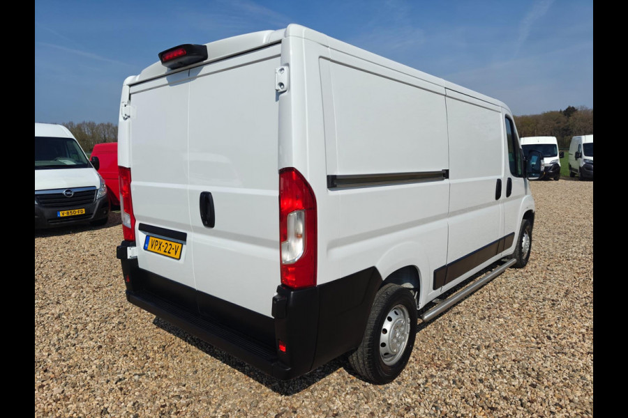 Peugeot Boxer 330 2.2 BlueHDi 120 L2H1 Premium 1e eig. Airco , camara , cruise , Apk mei 2026 , pacht bus!