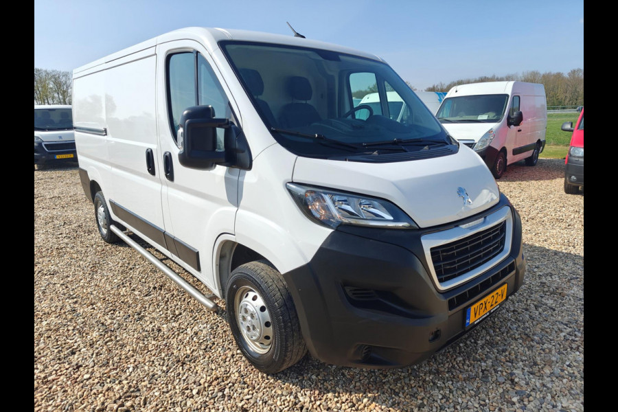 Peugeot Boxer 330 2.2 BlueHDi 120 L2H1 Premium 1e eig. Airco , camara , cruise , Apk mei 2026 , pacht bus!