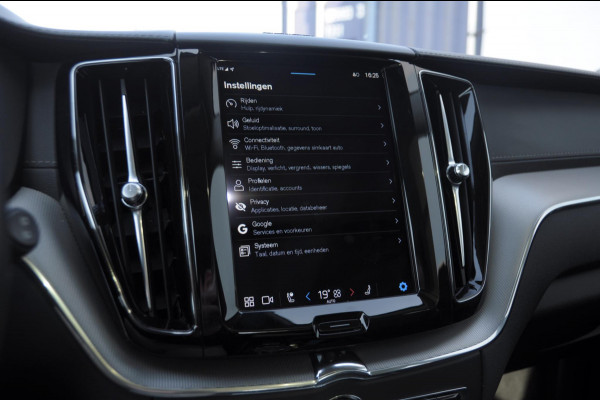 Volvo XC60 T8 455PK Automaat AWD Ultra Bright Long range / Head-up display / Harman Kardon audio / Panoramadak / BLIS / Elektrisch bedienbare voorstoelen / Memory seats / Verwarmbare stoelen / Keyless entry /