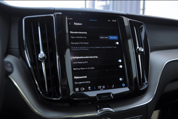 Volvo XC60 T8 455PK Automaat AWD Ultra Bright Long range / Head-up display / Harman Kardon audio / Panoramadak / BLIS / Elektrisch bedienbare voorstoelen / Memory seats / Verwarmbare stoelen / Keyless entry /