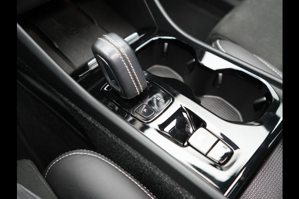 Volvo XC40 T5 Recharge R-Design 261PK Plug In Hybrid | PHEV | Trekhaak af Fabriek  | Panodak | Harman Kardon | Alcantara Sportstoelen Verwarmd | 19'' L.M. |  Camera |