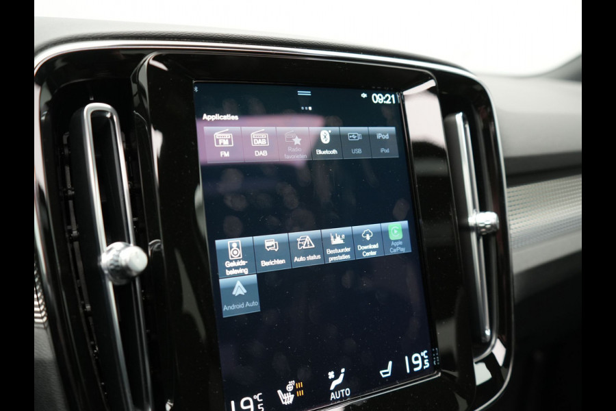 Volvo XC40 T5 Recharge R-Design 261PK Plug In Hybrid | PHEV | Trekhaak af Fabriek  | Panodak | Harman Kardon | Alcantara Sportstoelen Verwarmd | 19'' L.M. |  Camera |