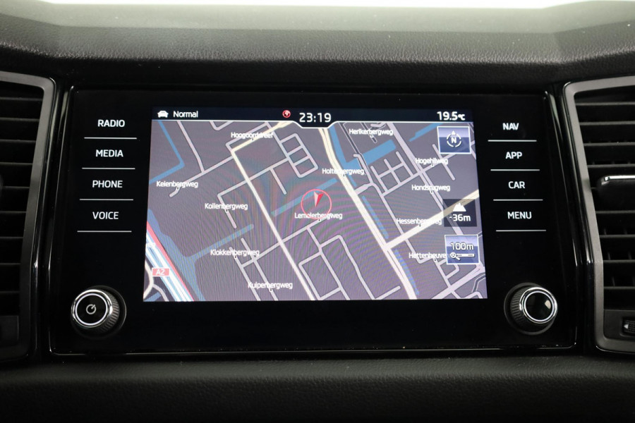 Škoda Kodiaq 1.5 TSI Sportline Business 150 pk Automaat (DSG) | Navigatie | Panoramadak | Parkeersensoren | Achteruitrijcamera | Adaptieve cruise control | Stoelverwarming | Canton audio |