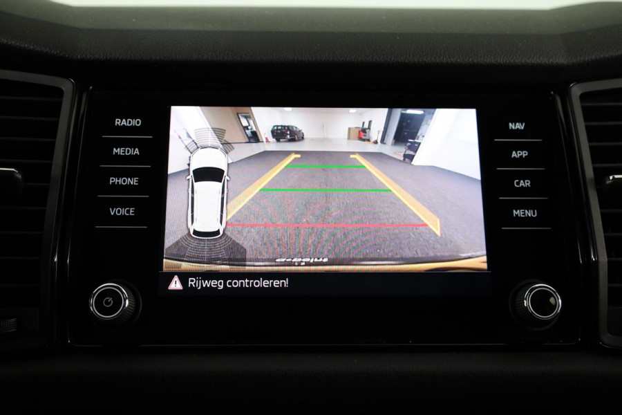 Škoda Kodiaq 1.5 TSI Sportline Business 150 pk Automaat (DSG) | Navigatie | Panoramadak | Parkeersensoren | Achteruitrijcamera | Adaptieve cruise control | Stoelverwarming | Canton audio |