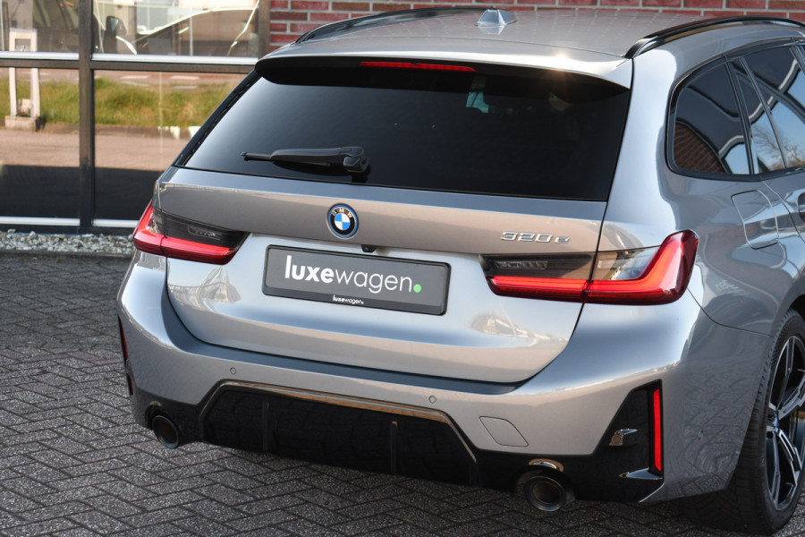 BMW 3 Serie Touring 320e M-Sport ACC HUD Sfeer Camera HiFi Stuurverw