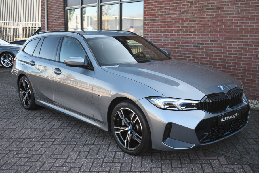 BMW 3 Serie Touring 320e M-Sport ACC HUD Sfeer Camera HiFi Stuurverw