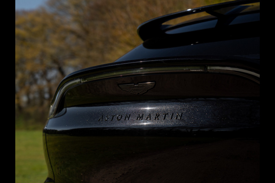 Aston Martin Dbx 550 4.0 V8 | Panoramadak | 360 cam | Premium Audio | Onyx Black | Carbon interior