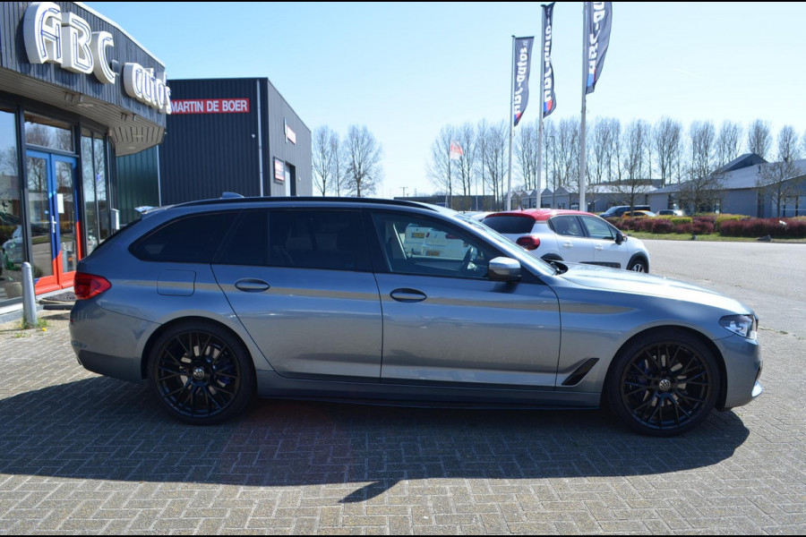 BMW 5 Serie 540i xDrive Touring 340 pk M-sport / 21" / Blackline