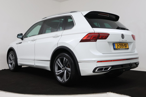 Volkswagen Tiguan 1.5 TSI R-Line Business+ (PANORAMADAK, TREKHAAK, SENSOREN, AUTOMAAT, CRUISE, NAVI, CARPLLAY, NL-AUTO)
