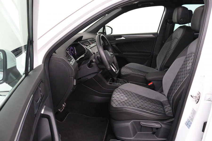 Volkswagen Tiguan 1.5 TSI R-Line Business+ (PANORAMADAK, TREKHAAK, SENSOREN, AUTOMAAT, CRUISE, NAVI, CARPLLAY, NL-AUTO)
