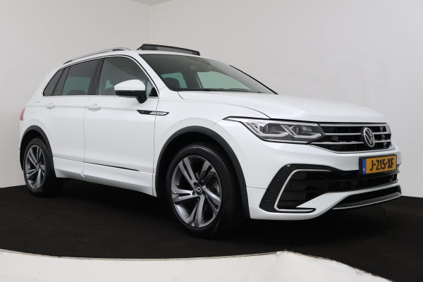 Volkswagen Tiguan 1.5 TSI R-Line Business+ (PANORAMADAK, TREKHAAK, SENSOREN, AUTOMAAT, CRUISE, NAVI, CARPLLAY, NL-AUTO)