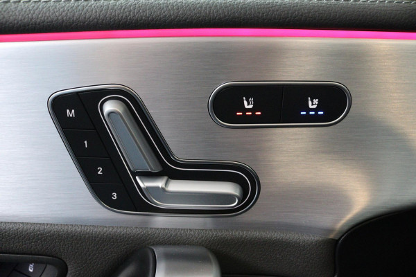 Mercedes-Benz A-Klasse 200 Premium Plus (PANORAMADAK, SFEERVERLICHTING, STOELVERWARMING/VERKOELING, CAMERA, GOED ONDERHOUDEN)