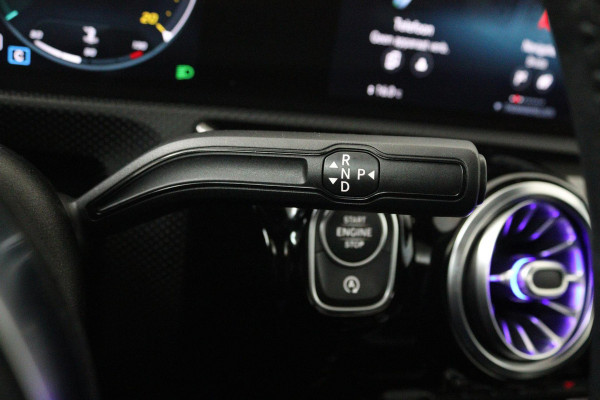 Mercedes-Benz A-Klasse 200 Premium Plus (PANORAMADAK, SFEERVERLICHTING, STOELVERWARMING/VERKOELING, CAMERA, GOED ONDERHOUDEN)