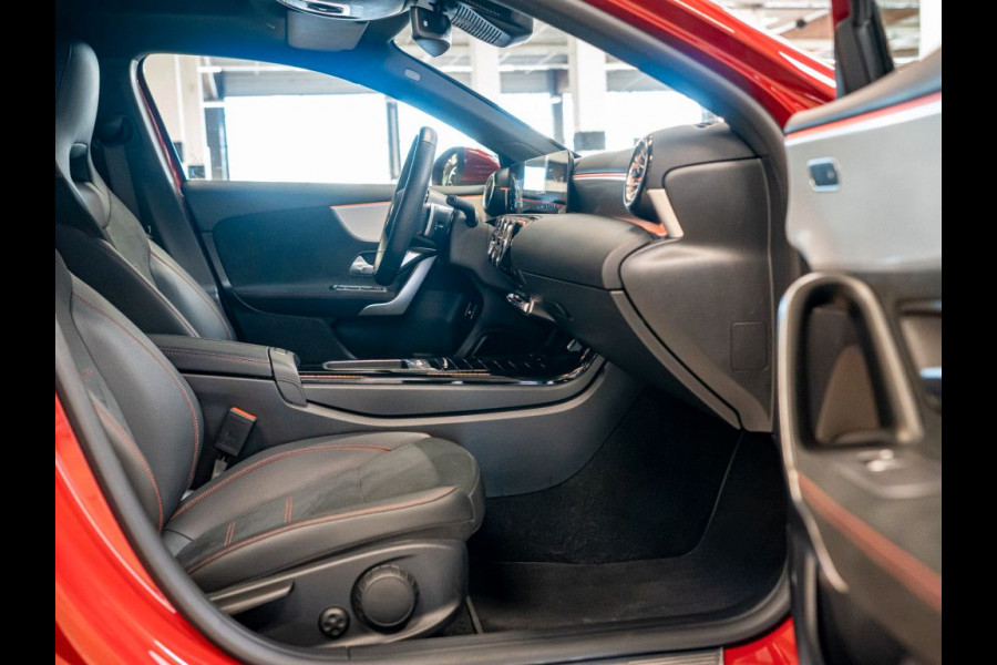Mercedes-Benz A-Klasse 250 e AMG ** MULTIBEAM LED, MBUX+, PANORAMA, DISTR, WINTER ** 1e EIG - Ex MB-AG - JUNGE STERNE ** ! 2DE PAASDAG GEOPEND VAN 10:00 T/M 17:00 UUR !