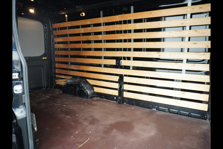 Ford Transit 350 2.0TDCI L3H2 3-Persoons Airco Trekhaak Cruise Control Voorruit verwarmbaar Pdc Licht/Regensensor Trend Bluetooth Betoplex vloer Lat om Lat Wand Betimmering 1e Eigenaar Euro 6 Trekgewicht 2.500KG