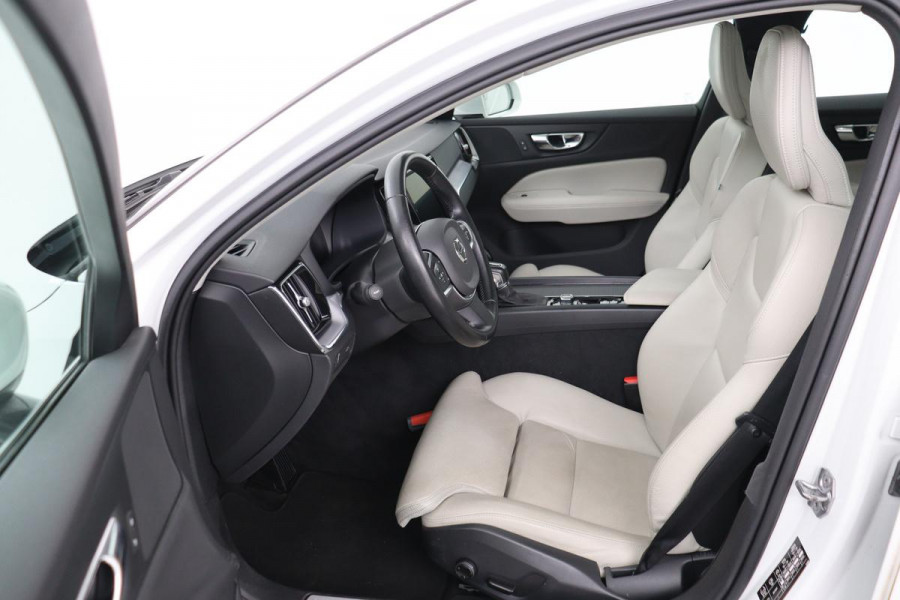 Volvo V60 2.0 D4 MomentPro | Leder | Trekhaak | Stoelverwarming | Adaptive cruise | Carplay | Navigatie | DAB | Camera | Full LED | Climate control