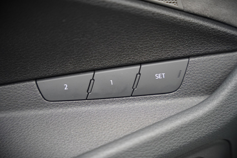 Audi e-tron 50 quattro S edition 71 kWh | S-Line | Panoramadak | Memory Seats | Trekhaak | Luchtvering | Stoelverwarming | Stoelkoeling | Cruise Control | Camera | Keyless | Matrix LED | Leder |
