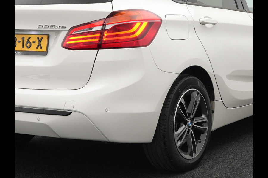 BMW 2 Serie Active Tourer 225xe iPerformance Plug in Hybrid Dealer O.H. PHEV | Sportstoelen Verwarmd | LED Koplampen | Navigatie | Parkeersensoren Voor & Achter | Cruise Control | Climate Control |