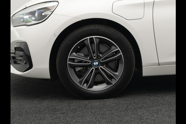 BMW 2 Serie Active Tourer 225xe iPerformance Plug in Hybrid Dealer O.H. PHEV | Sportstoelen Verwarmd | LED Koplampen | Navigatie | Parkeersensoren Voor & Achter | Cruise Control | Climate Control |