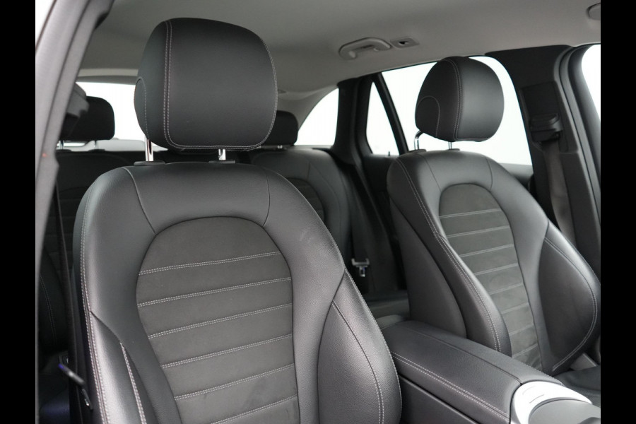 Mercedes-Benz GLC 300e 4MATIC AMG Plug In Hybrid 320pk PHEV | Apple Carplay |  Alcantara Sportstoelen | Sfeerverlichting | Virtual Cockpit | 19"L.M | Night Pakket |