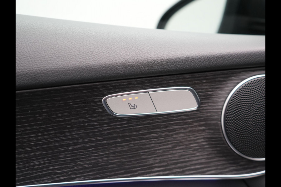 Mercedes-Benz GLC 300e 4MATIC AMG Plug In Hybrid 320pk PHEV | Apple Carplay |  Alcantara Sportstoelen | Sfeerverlichting | Virtual Cockpit | 19"L.M | Night Pakket |