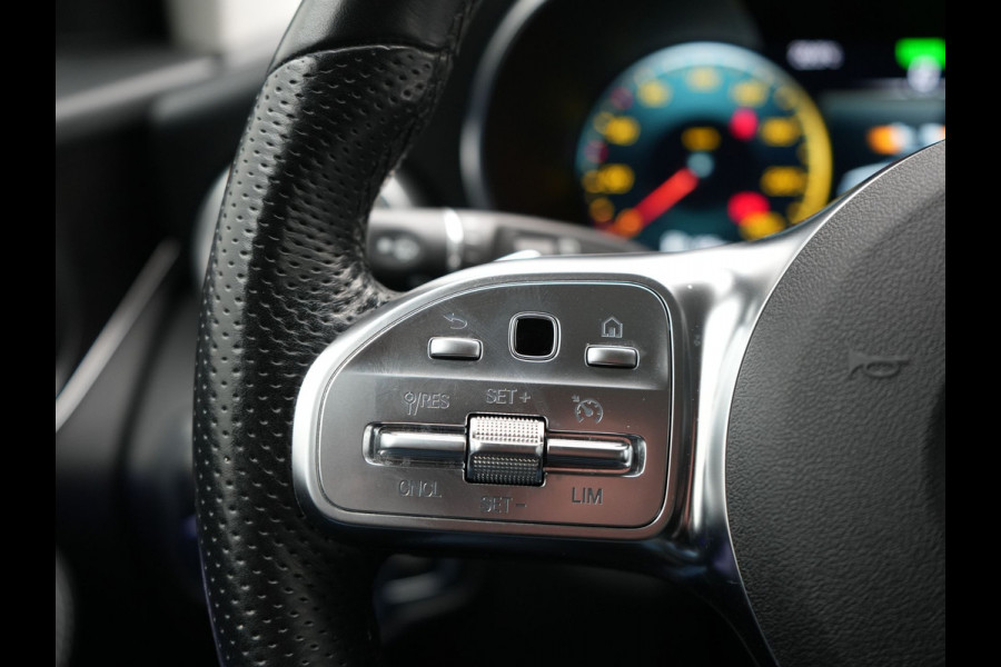 Mercedes-Benz GLC 300e 4MATIC AMG Plug In Hybrid 320pk PHEV | Apple Carplay |  Alcantara Sportstoelen | Sfeerverlichting | Virtual Cockpit | 19"L.M | Night Pakket |