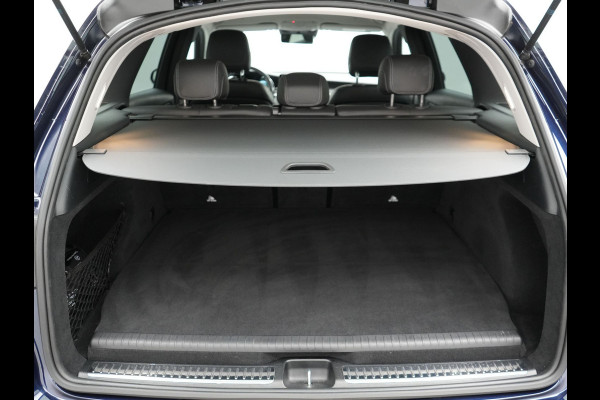 Mercedes-Benz GLC 300e 4MATIC AMG Plug In Hybrid 320pk PHEV | Apple Carplay |  Alcantara Sportstoelen | Sfeerverlichting | Virtual Cockpit | 19"L.M | Night Pakket |