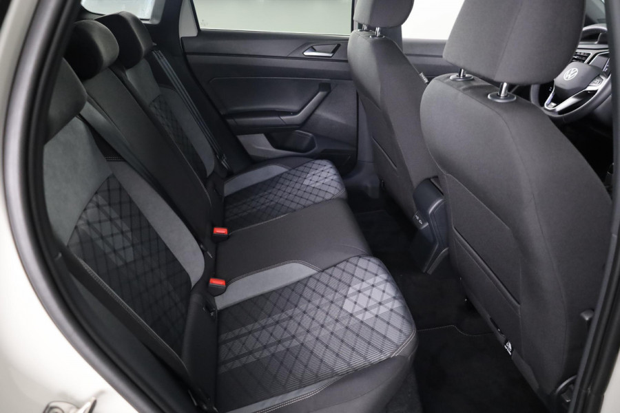 Volkswagen Taigo 1.0 TSI R-Line Edition 116 PK | Automaat (DSG) | Panoramadak | Black style pakket | Camera | Keyless entry | Led matrix