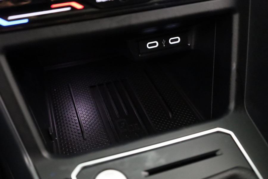 Volkswagen Taigo 1.0 TSI R-Line Edition 116 PK | Automaat (DSG) | Panoramadak | Black style pakket | Camera | Keyless entry | Led matrix