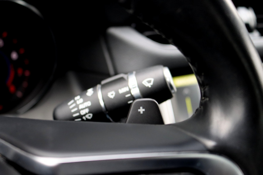 Jaguar XF 2.0t 250 PK Chequered Flag Aut8 | Stoelverwarming | Keyless Entry | Camera | DAB | Leder | Android Auto/Apple Carplay | Alcantara Hemel | Navigatie Pro |