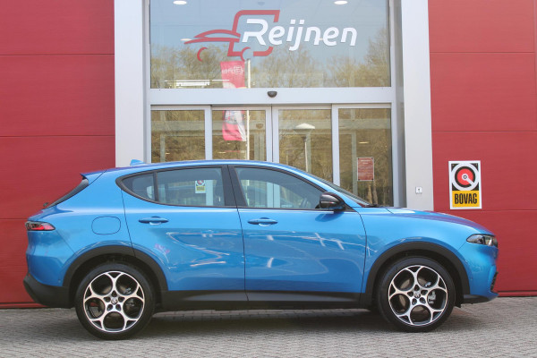 Alfa Romeo Tonale 1.5T 130PK Hybrid SPRINT | 360° CAMERA | NAVIGATIE | DRAADLOOS APPLE CARPLAY / ANDROID AUTO | 19 "INCH LICHTMETALEN VELGEN | ADAPTIVE CRUISE CONTROL | KEYLESS ENTRY / START | VOORSTOELEN / STUUR VERWARMD | VERWARMDE RUITENSPROEIERS | DRAADLOZE TELEFOONLADER | DONKERE HEMELBEKLEDING | DODHOEKDETECTIE |