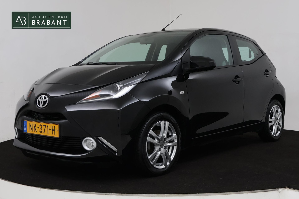 Toyota Aygo 1.0 VVT-i x-play (BLUETOOTH, ACHTERUITRIJCAMERA, AIRCO)