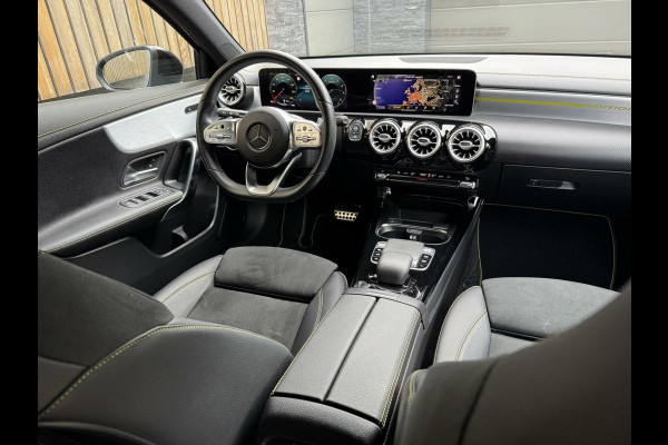 Mercedes-Benz A-Klasse 200 AMG Edition 1 Automaat | Sfeerverlichting | Widescreen navigatiesysteem | Stoelverwarming | Parkeersensoren voor en achter |
