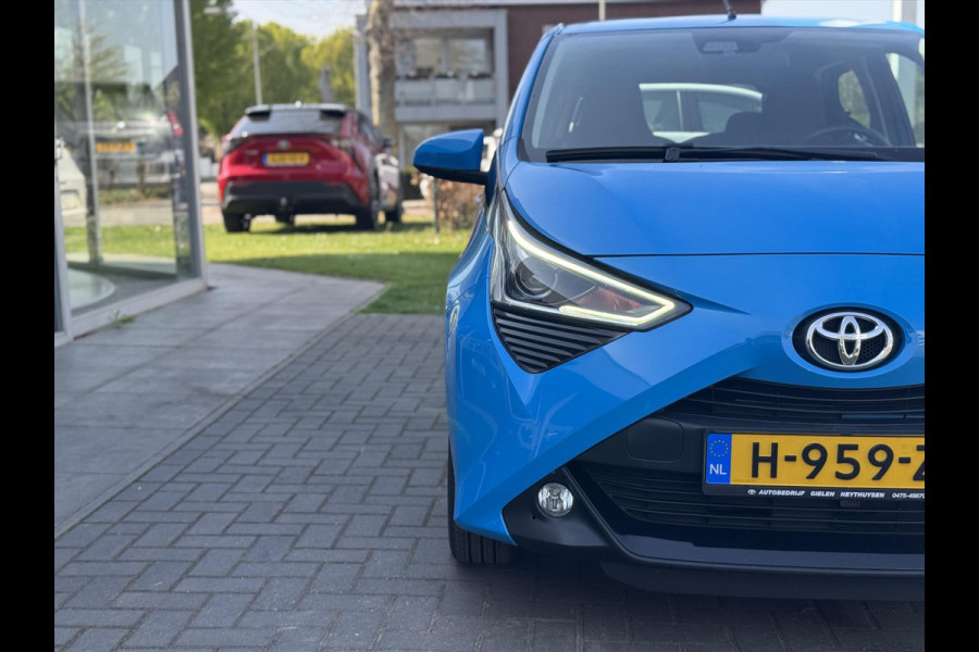 Toyota Aygo 1.0 VVT-i X-Joy | Apple CarPlay/Android Auto, Lichtmetalen velgen, Parkeercamera, Stuurbediening, In hoogte verstelbare stoel